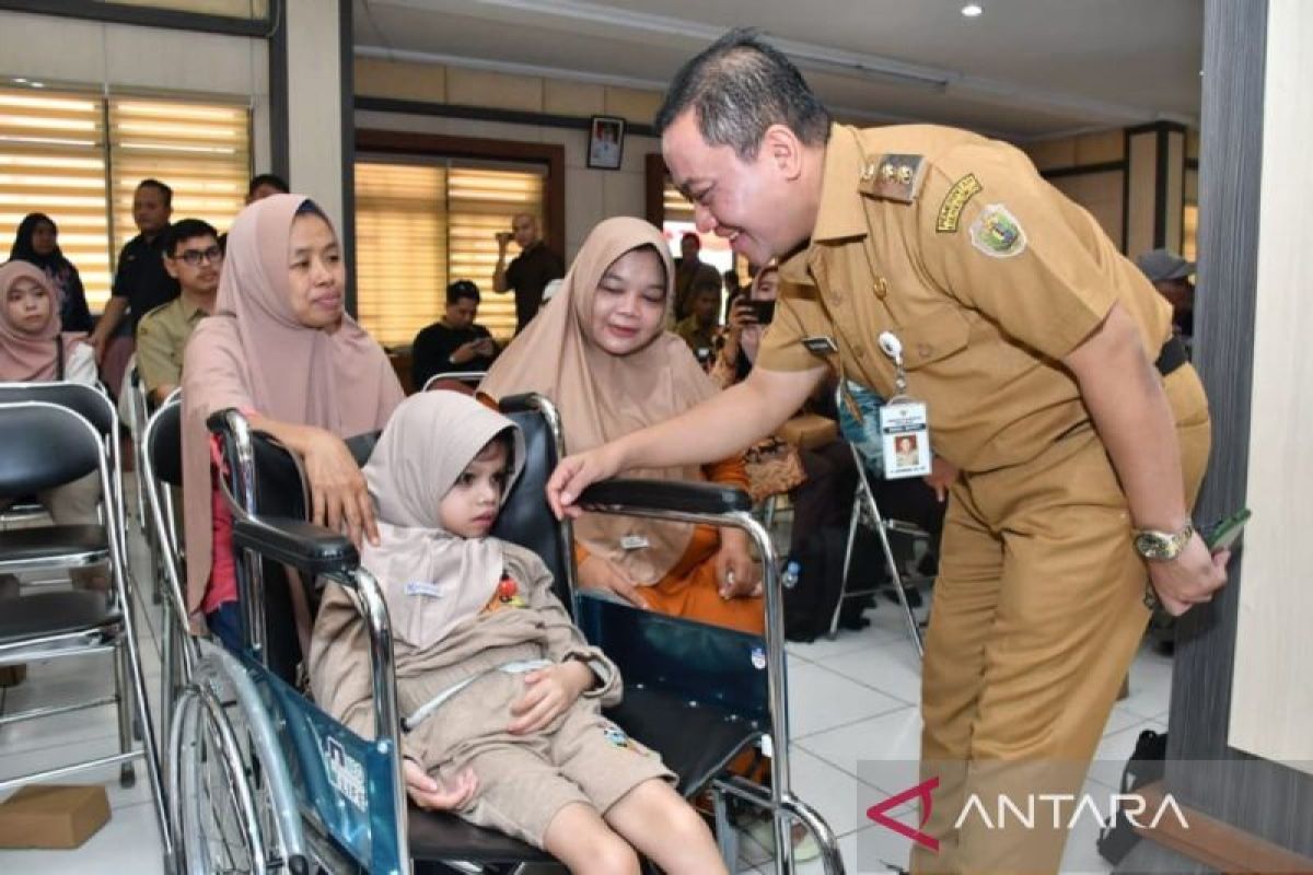 Pemkab Pekalongan salurkan 126 alat bantu untuk kalangan disabilitas dan lansia