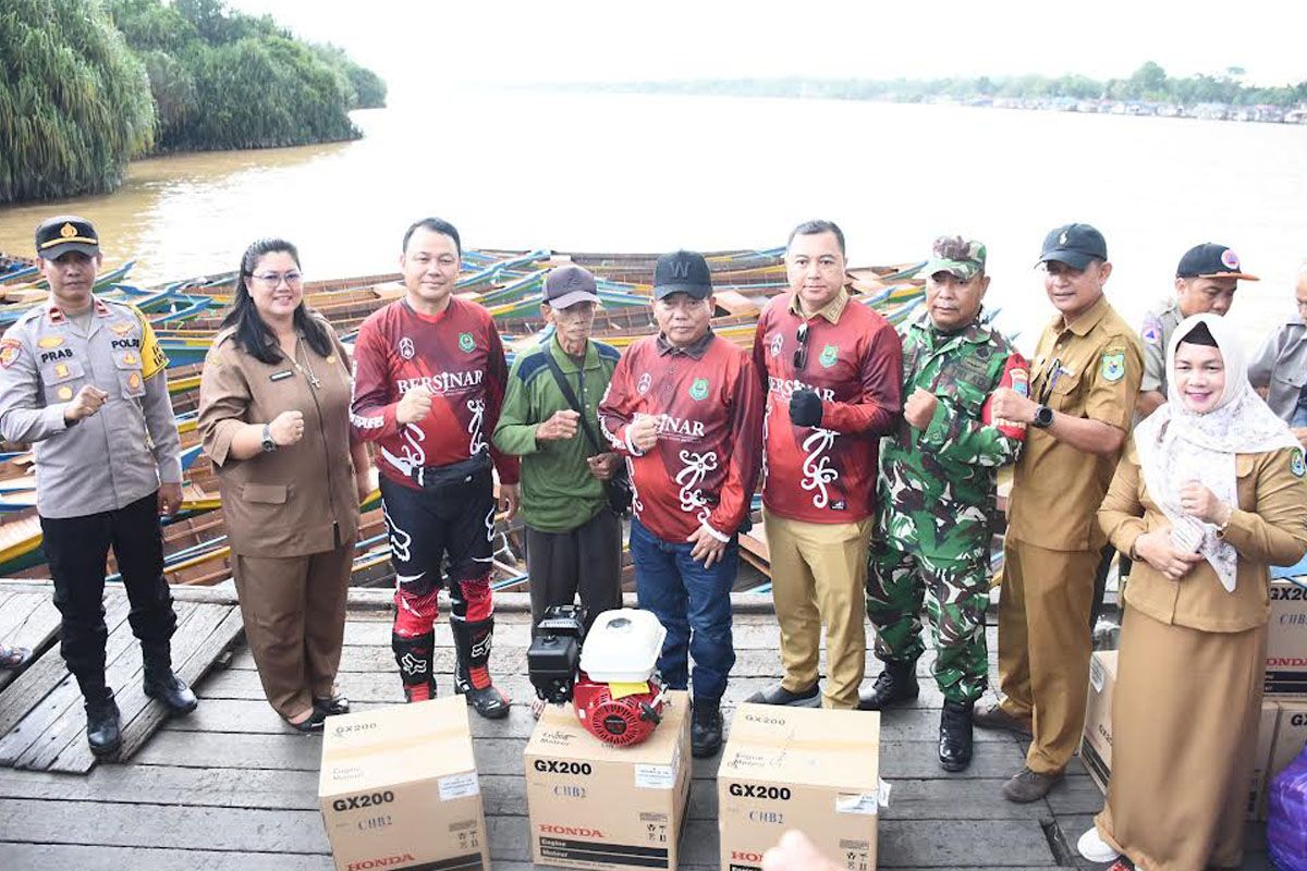 Bupati serahkan bantuan puluhan unit perahu mesin kepada KUB Kapuas Barat