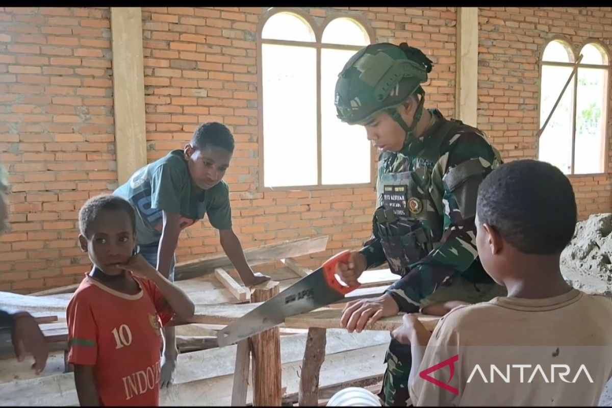 Satgas Yonif 521 jalin gotong royong bangun gereja di pedalaman Papeg