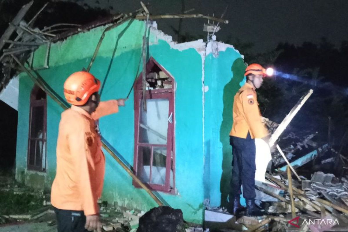 Sarana ibadah di Bekasi roboh akibat gempa magnitudo 4,9