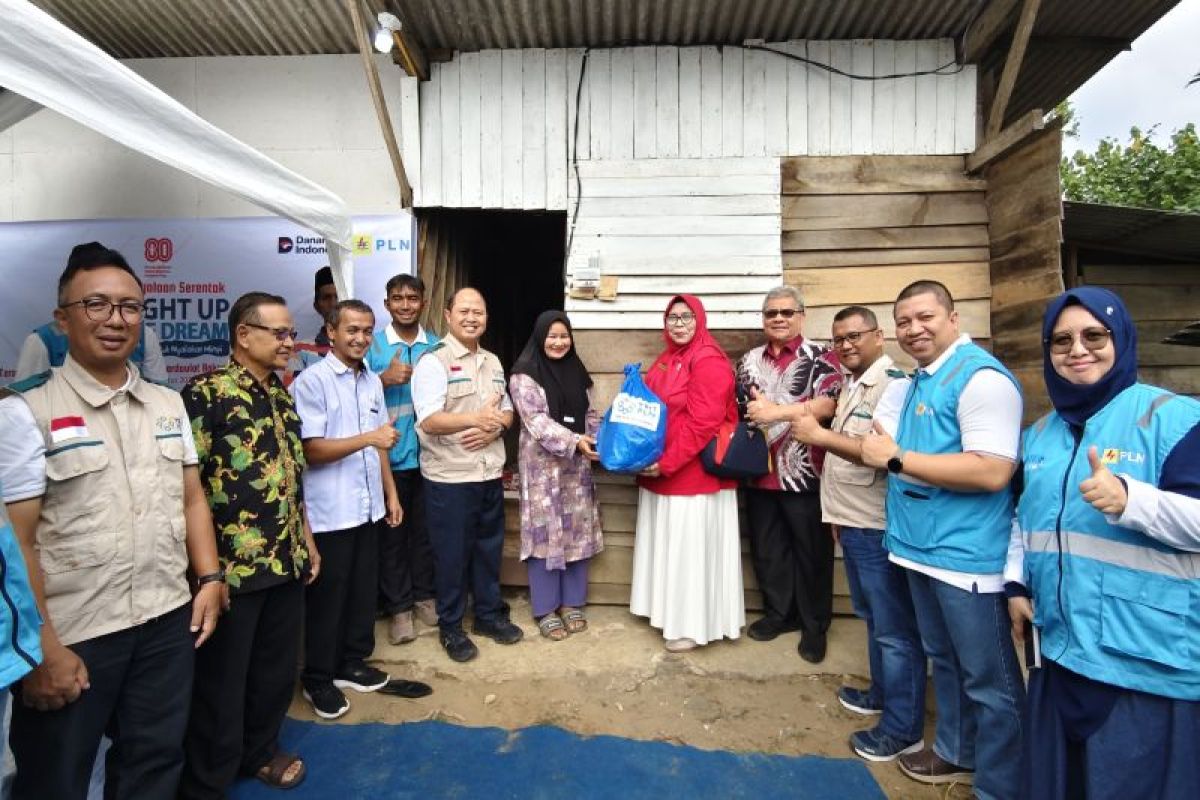 PLN Gelar Light Up The Dream Serentak 2025, 121 pelanggan baru di Sumbar rasakan terang