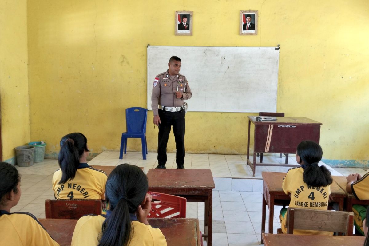 Polres Manggarai sosialisasikan tertib berlalu lintas bagi pelajar
