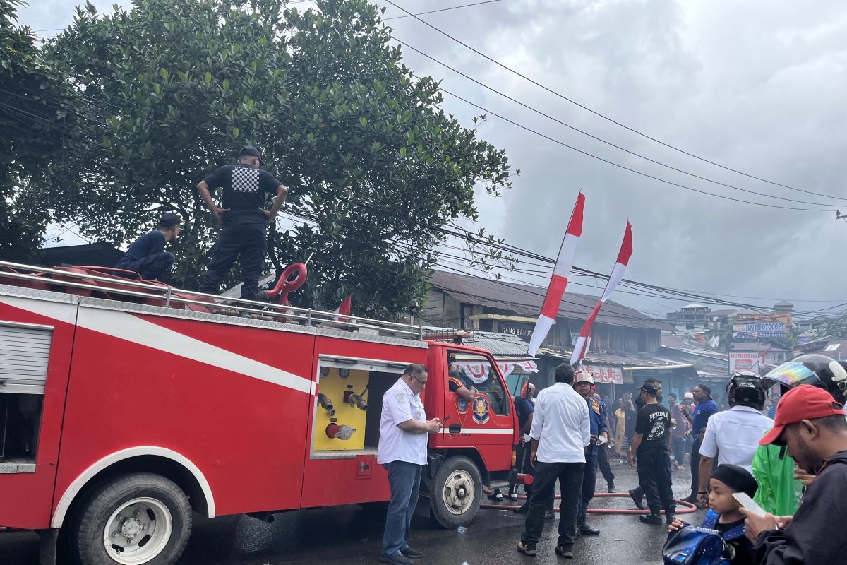 Damkar Ambon padamkan  kebakaran 10 rumah di Batu Merah