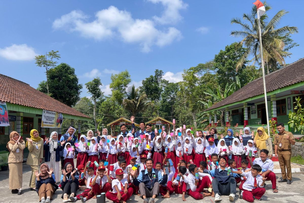 Mahasiswa KKN UIN Walisongo ajak anak-anak ubah limbah jadi celengan