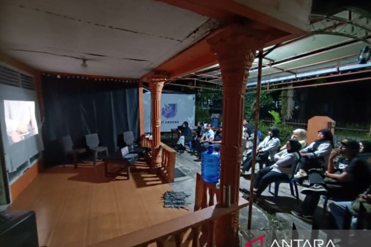 AJI-INTERES nobar dan diskusi bertajuk "Tetap kritis dalam ancaman serangan digital"