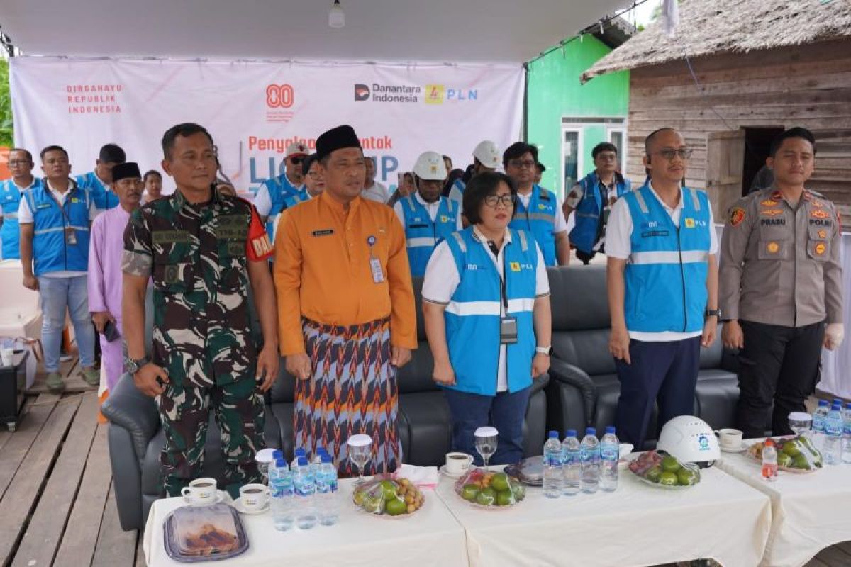 Hadiah HUT ke-80 RI, PLN sambungkan listrik gratis bagi 80 keluarga di Kalbar