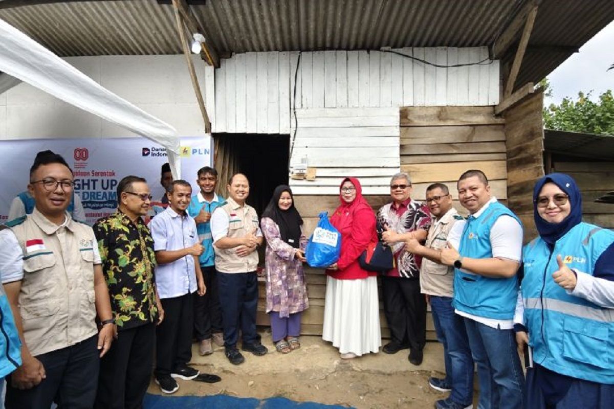 Program LUTD PLN bikin 121 pelanggan baru di Padang nikmati listrik