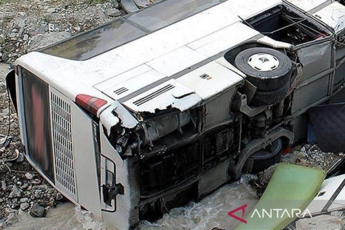 Korban tewas kecelakaan bus terjun di Benin bertambah jadi 27 orang