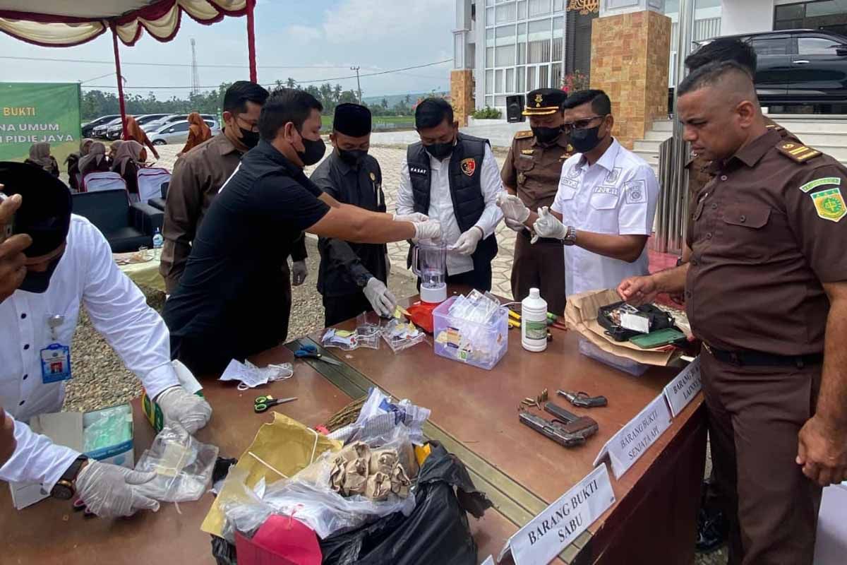 Kejari Pidie Jaya musnahkan dua pucuk senjata api