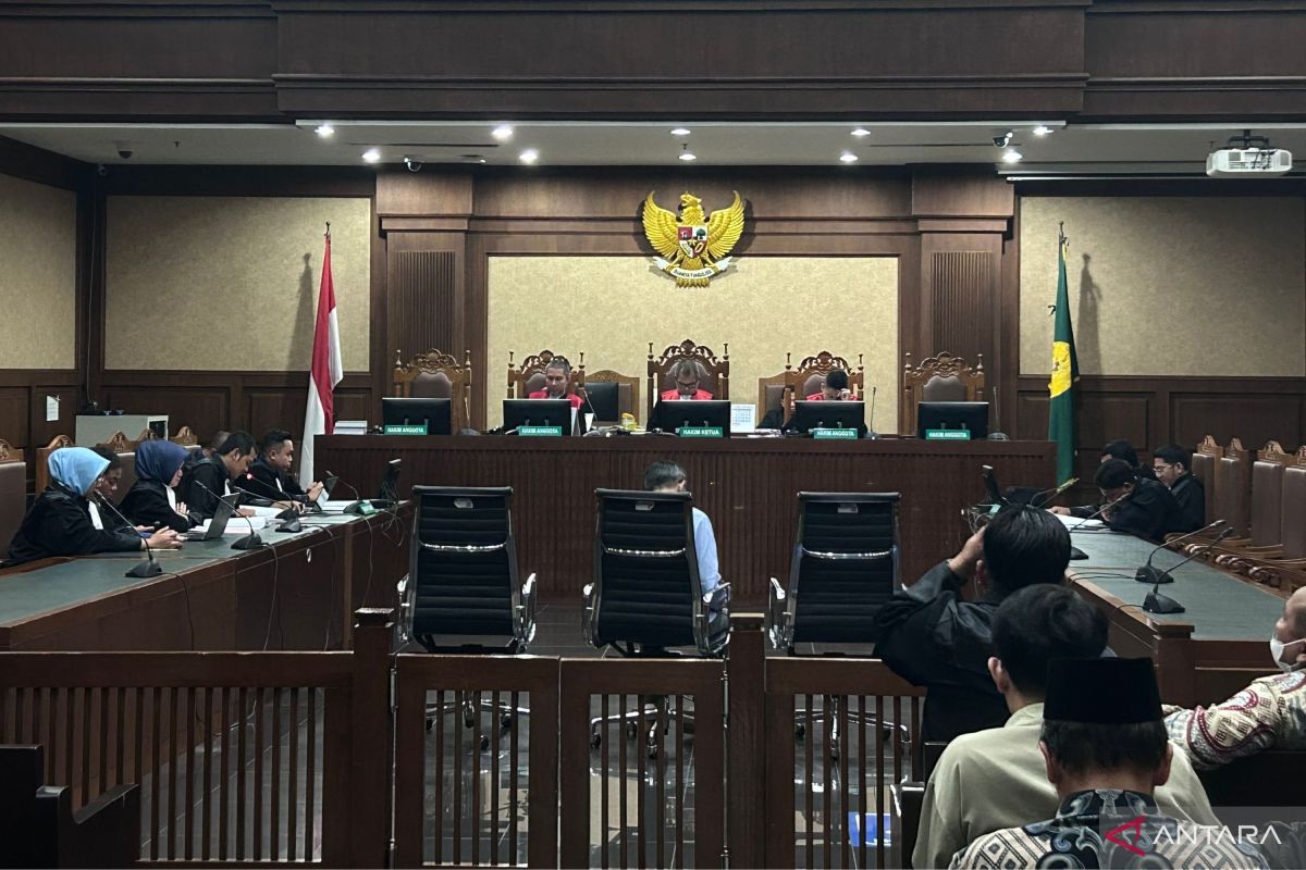 Tiga hakim "vonis lepas" korupsi CPO didakwa terima suap Rp21,9 miliar