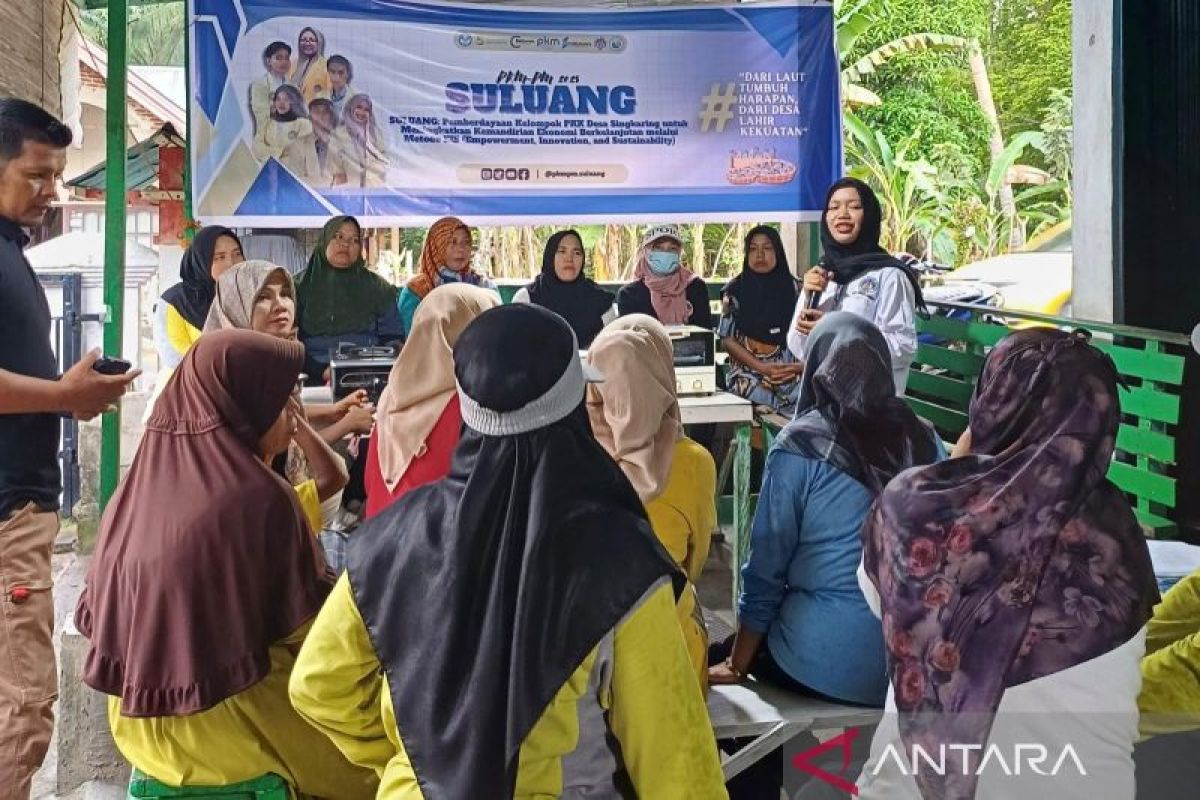 PKM-PM UNP bantu Desa Singkaring olah limbah ikan jadi pupuk organik-pakan ternak