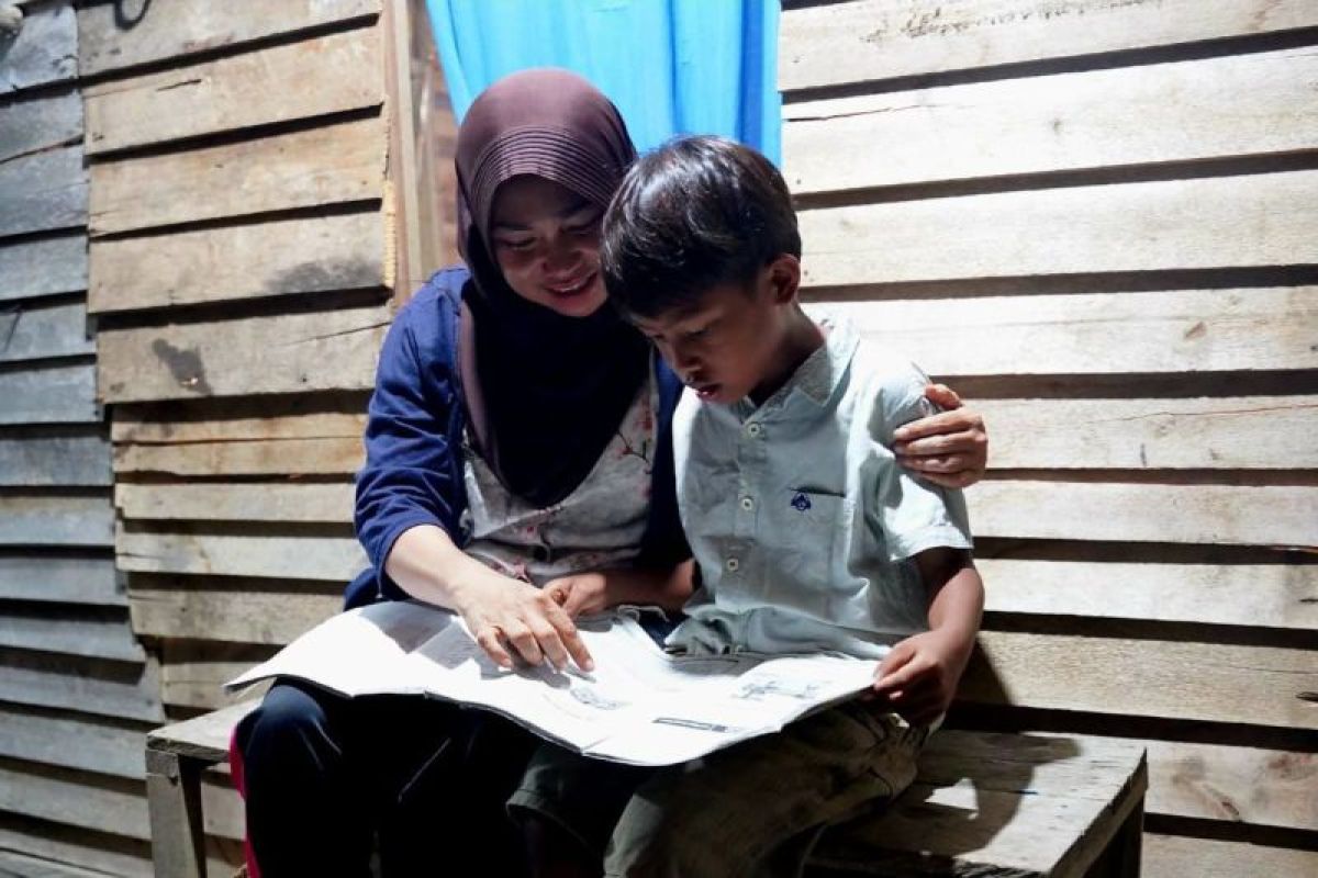 PLN salurkan bantuan pasang listrik gratis 2.821 keluarga prasejahtera di Indonesia