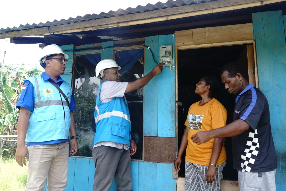 PLN lakukan penyambungan listrik gratis bagi 127 warga di seluruh Papua