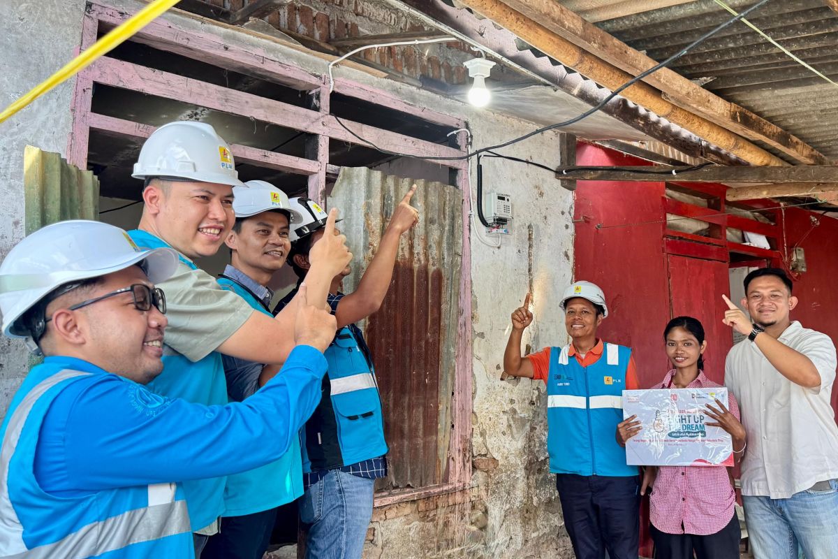 Donasi Insan PLN UID Sulselrabar bantu menyalakan 216 rumah
