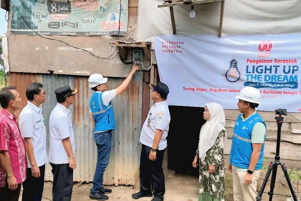 PLN pasang sambungan listrik gratis untuk 20 rumah warga di OKU Sumsel