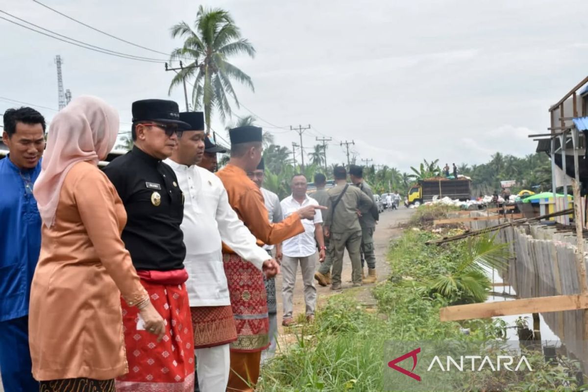 Sujiwo kawal pembangunan turap di Sungai Kakap Kubu Raya