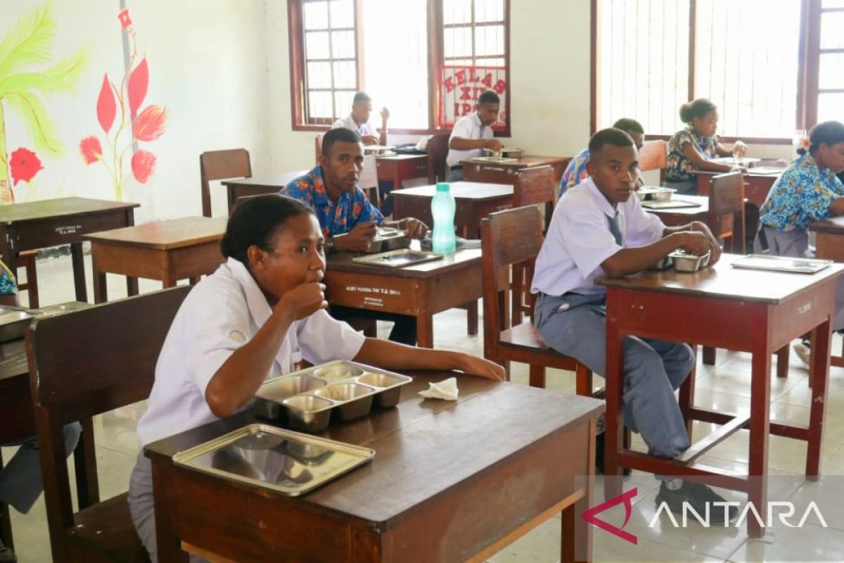 2.700 pelajar di Teluk Wondama terima program MBG
