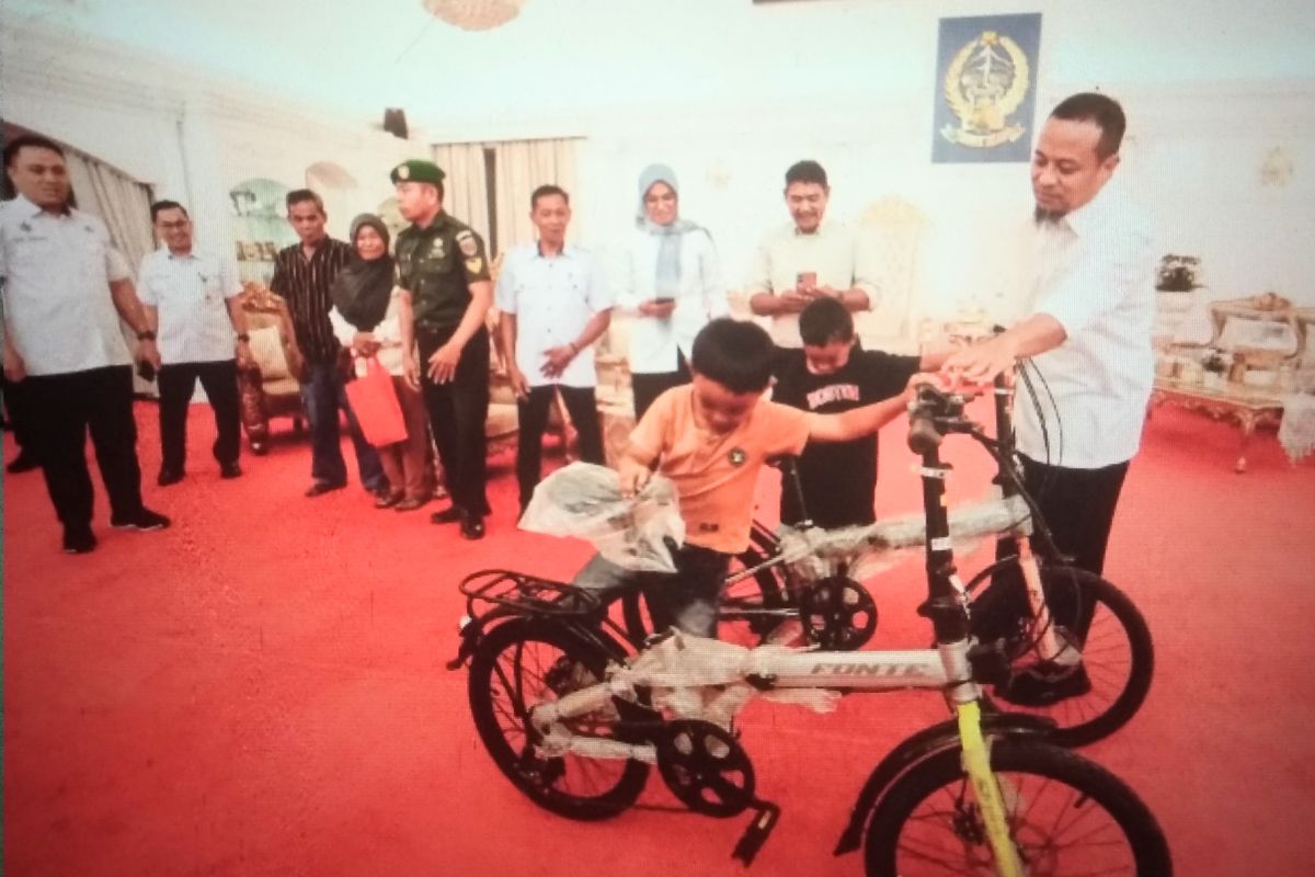 Bocah viral pemungut sisa kue dapat hadiah sepeda dari Gubernur Sulsel