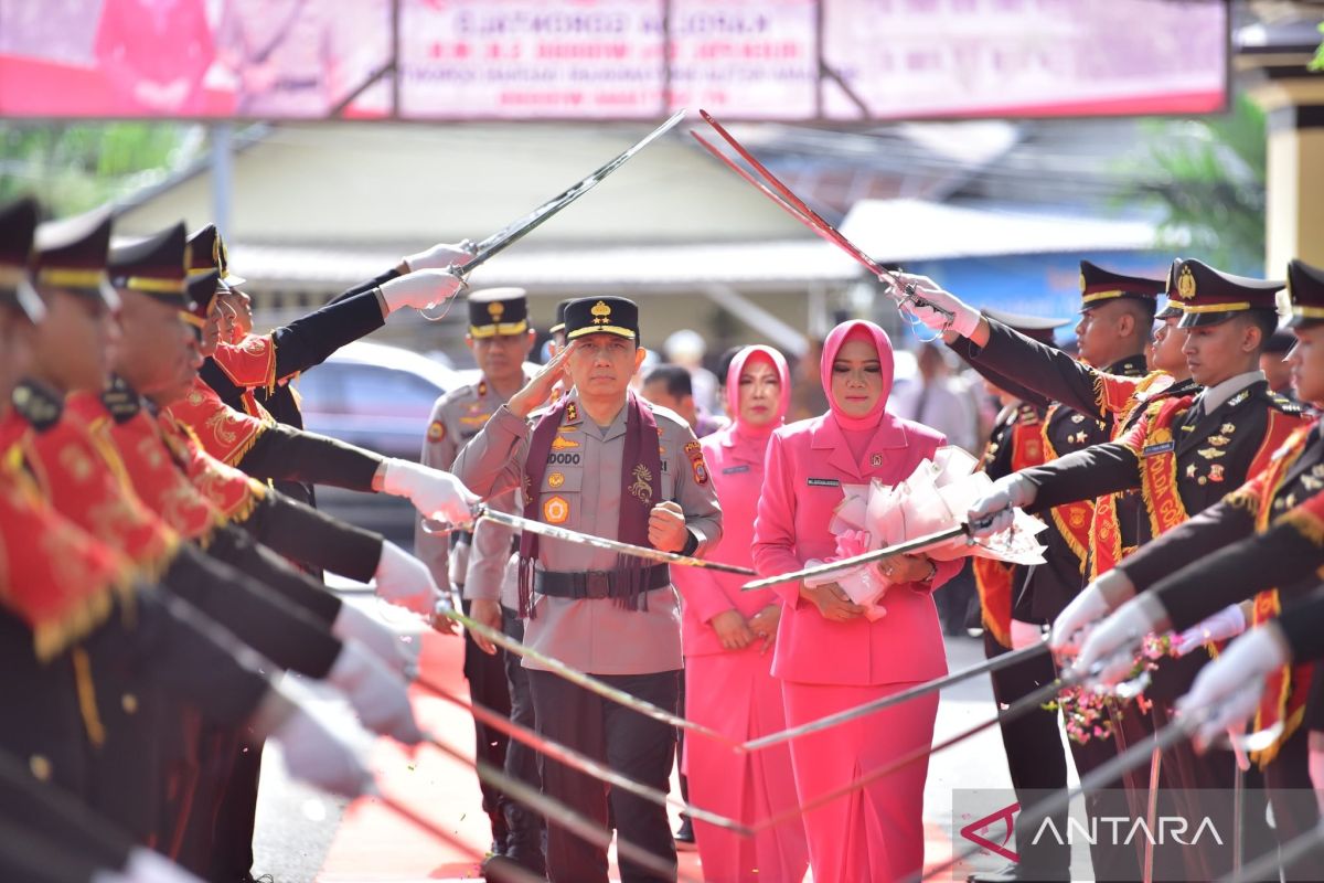 Tradisi Pedang Pora sambut Kapolda yang baru di Gorontalo