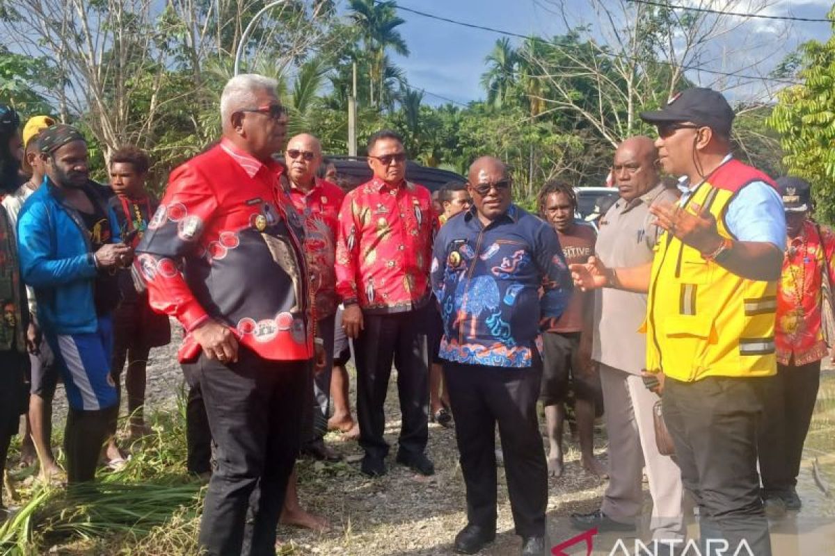 Gubernur Papua Tengah tinjau lokasi terdampak banjir di Kota Timika