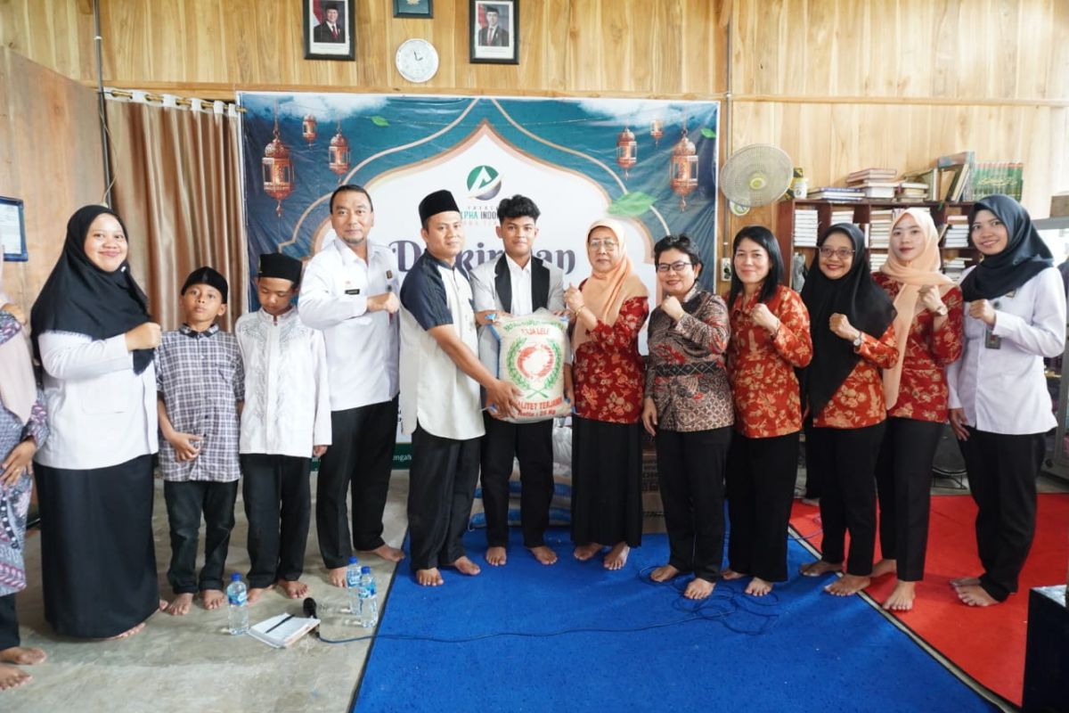 Kanwil Kemenkum dan  DWP Jateng berbagi kasih di panti asuhan