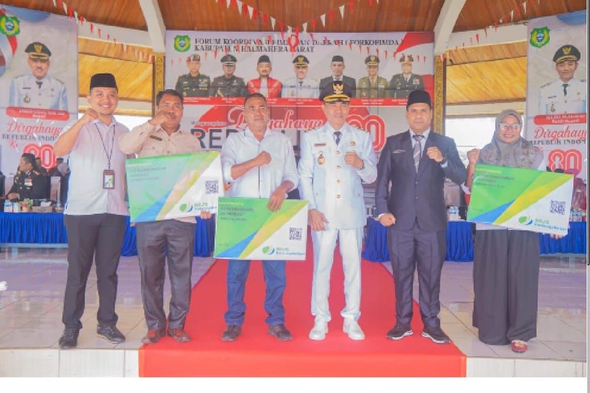BPJS Ketenagakerjaan Ternate serahkan kartu pada KDMP pada momen HUT ke-80 RI di Halmahera Barat