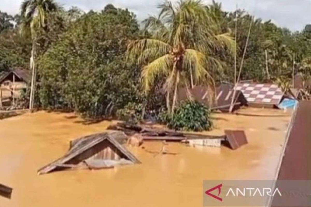 Belasan rumah hanyut diterjang banjir bandang