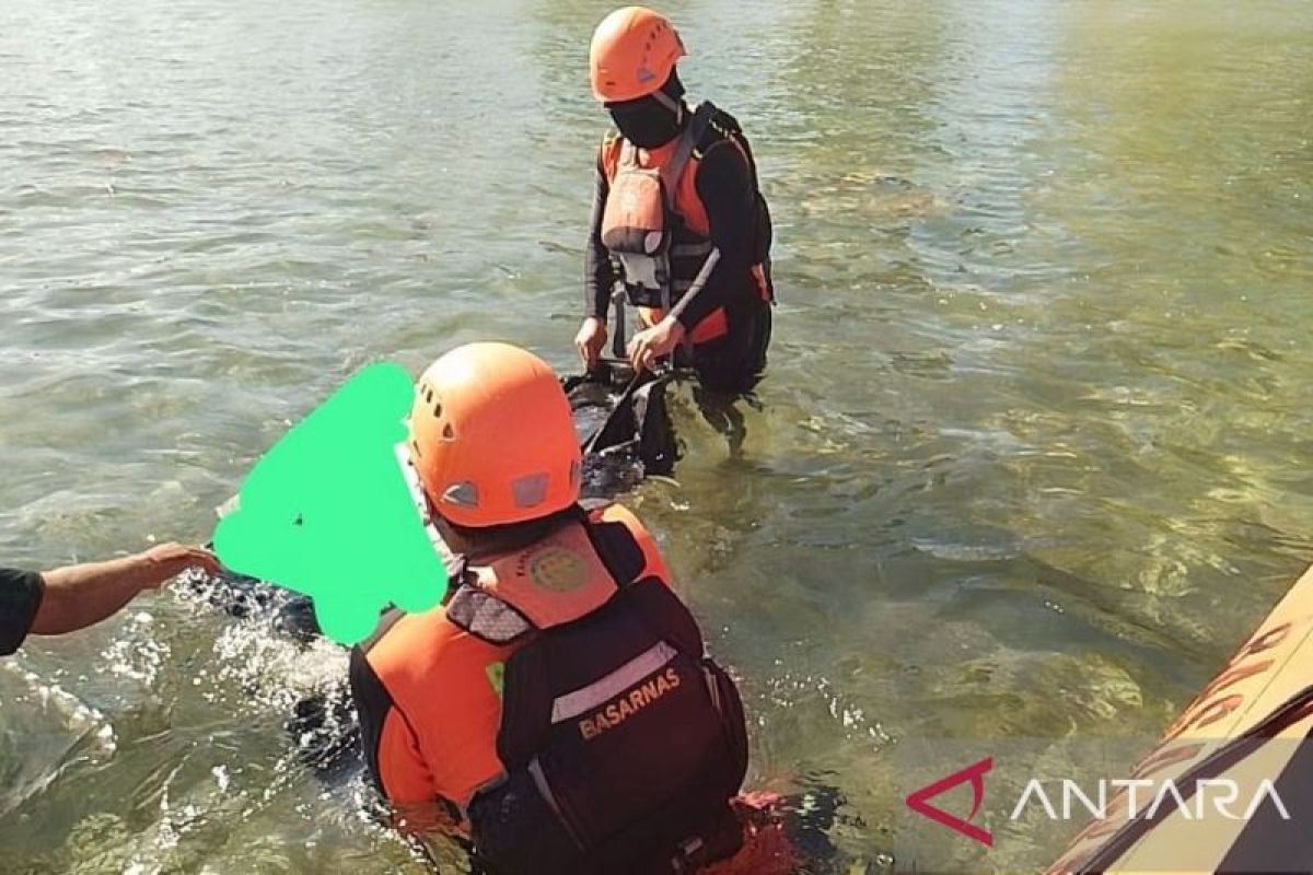 SAR evakuasi  jasad warga Buru tenggelam di Perairan Waeperang