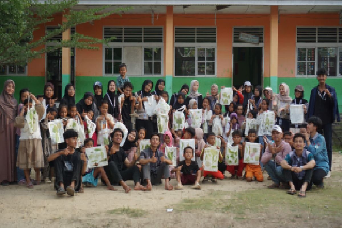 Mahasiswa Ekspedisi Wilayah II gelar program Ecoprinting Totebag di Nagari Galagua