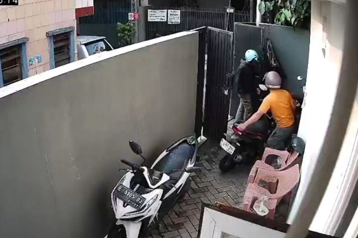 Dua unit sepeda motor dicuri sindikat bersenjata api di Kebon Jeruk