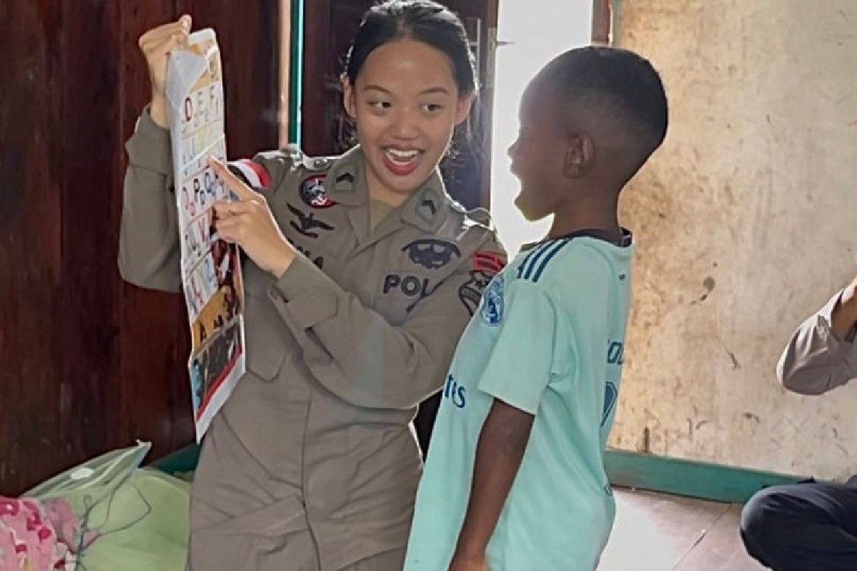 Binmas Polres Nduga dan Satgas ODC ajari anak di Kampung Yunad baca-tulis