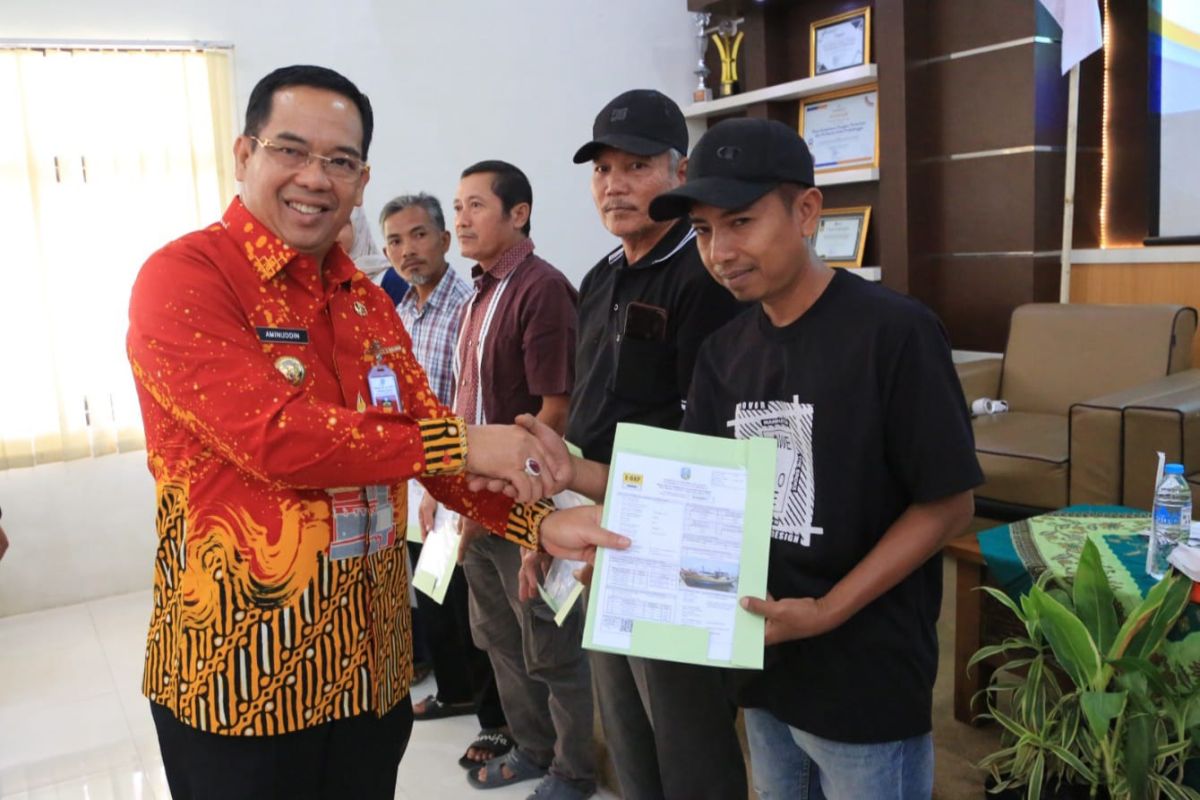 Puluhan nelayan Kota Probolinggo terima e-BKP untuk perlindungan hukum