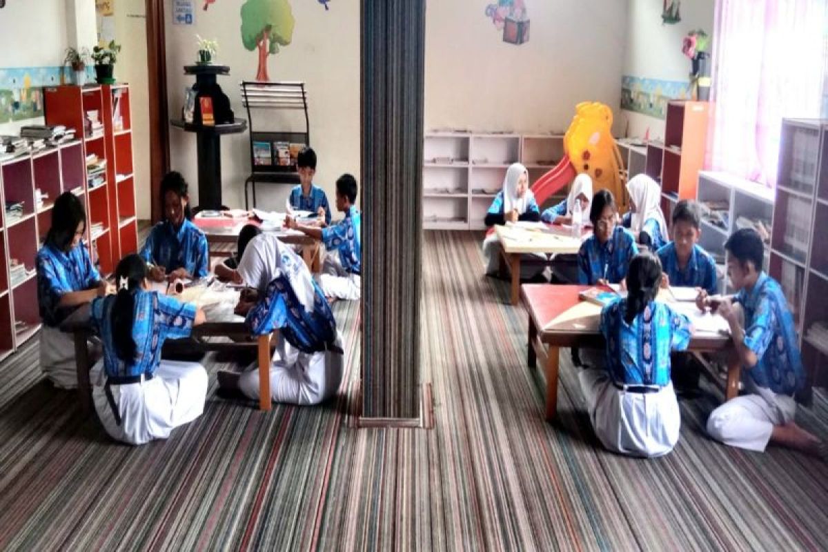 Siswa SMPN 1 Selat antusias kunjungi Disarpustaka Kapuas