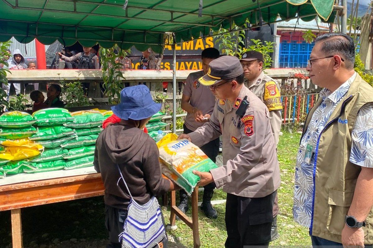 Jayawijaya police-Bulog distribute affordable rice to stabilize prices