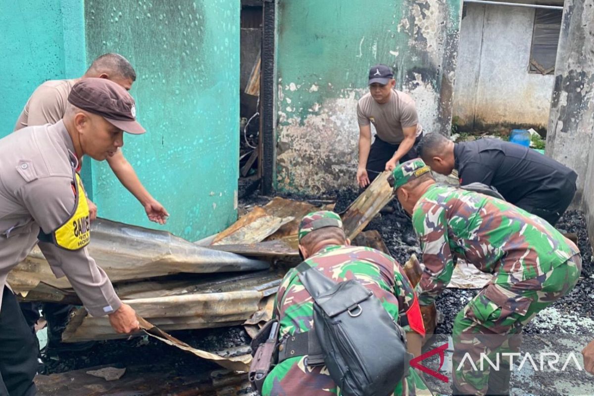TNI/Polri  kerja bakti bersihkan sisa konflik di Ambon