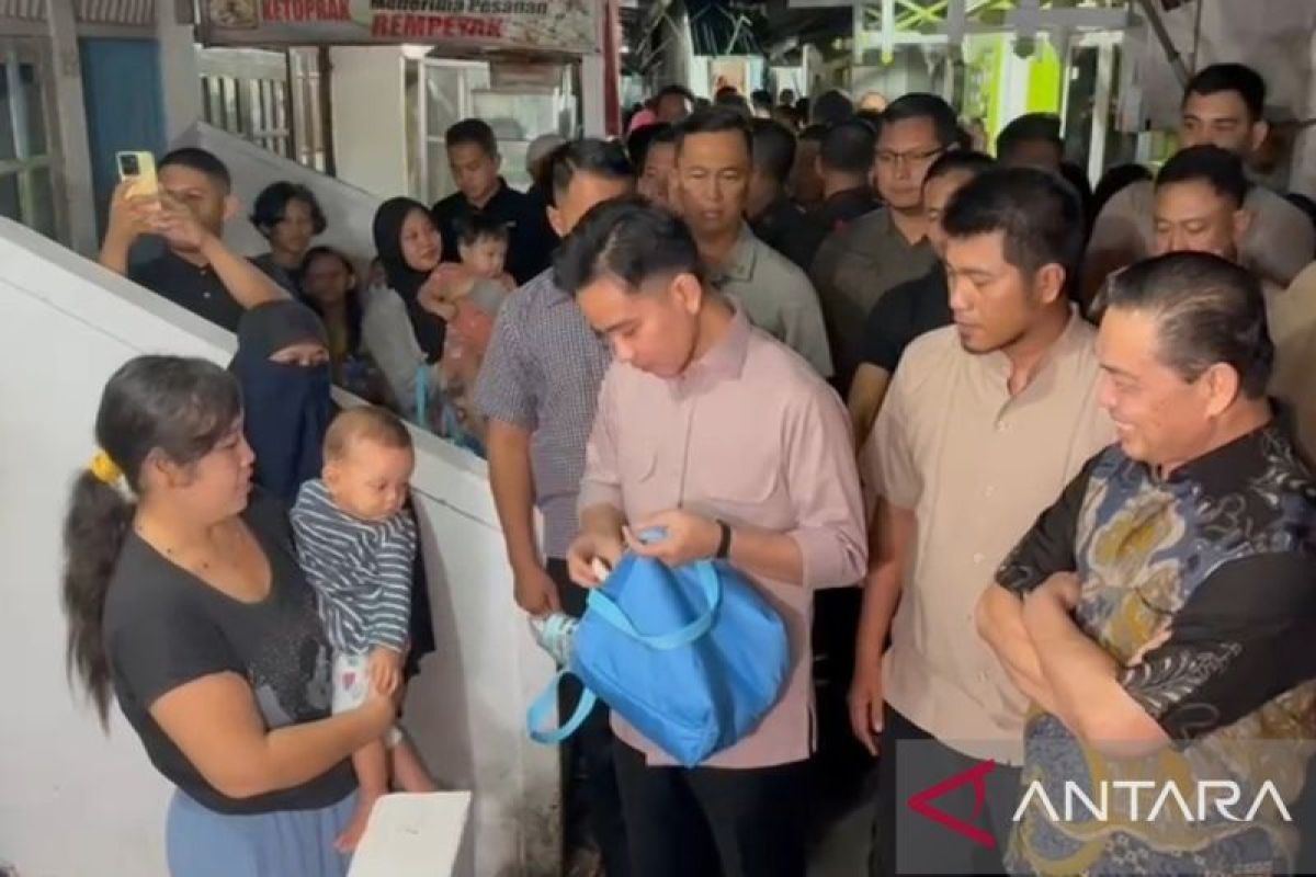 Gibran blusukan ke rumah warga di Pontianak, bagikan perlengkapan balita