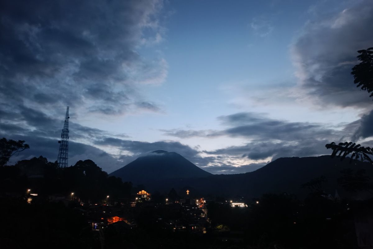 Badan Geologi ajak warga waspadai potensi ancaman bahaya Gunung Lokon