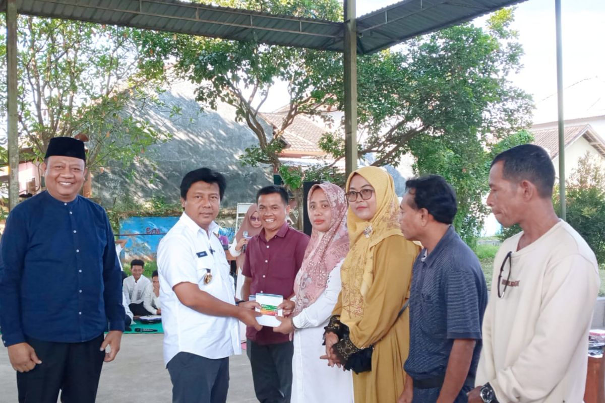 Bupati Sumbawa Barat mengkawal penyaluran  kartu layanan pendidikan