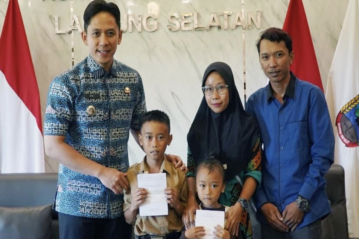 Bupati Lamsel pastikan bocah panjat tiang bendera dapat beasiswa