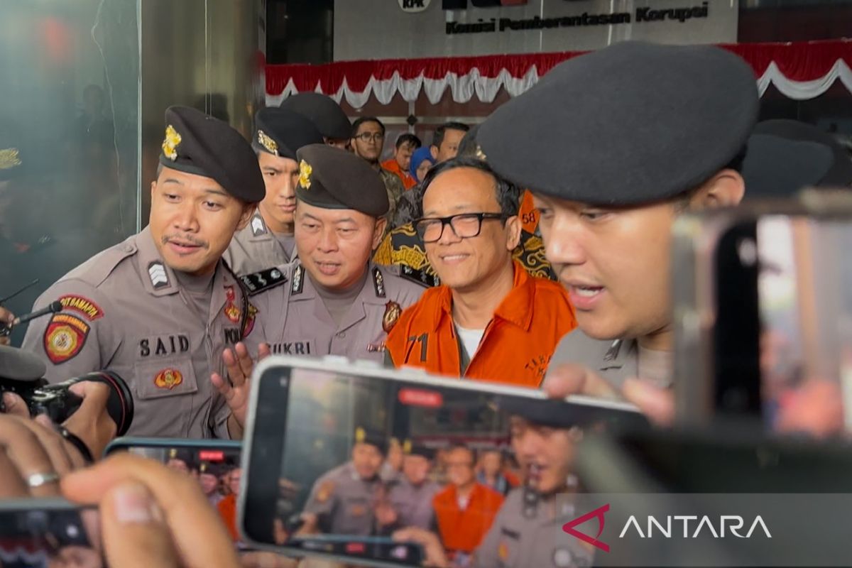 Wamenaker Immanuel Ebenezer menangis dan tersenyum usai jadi tersangka