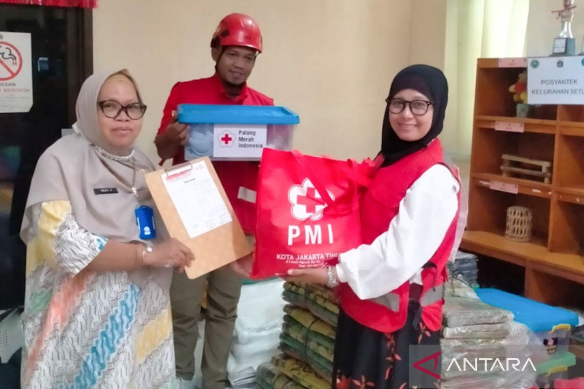 PMI Jaktim salurkan bantuan untuk warga terdampak pohon tumbang