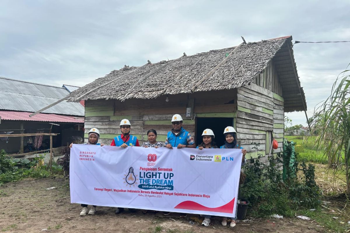 PLN terangi hidup, hadirkan listrik gratis di hari kemerdekaan