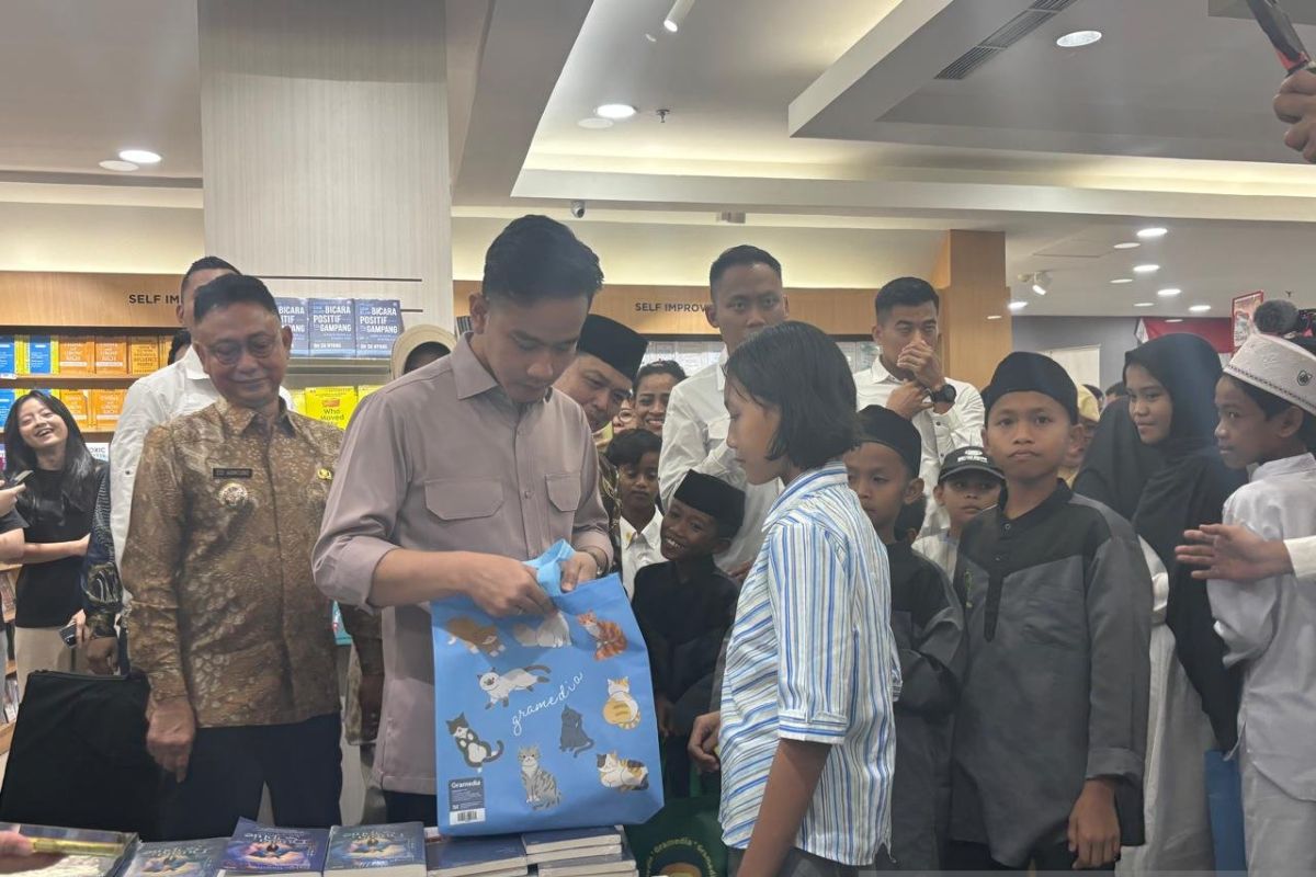 Gibran ajak puluhan siswa SR-panti asuhan di Pontianak berbelanja buku