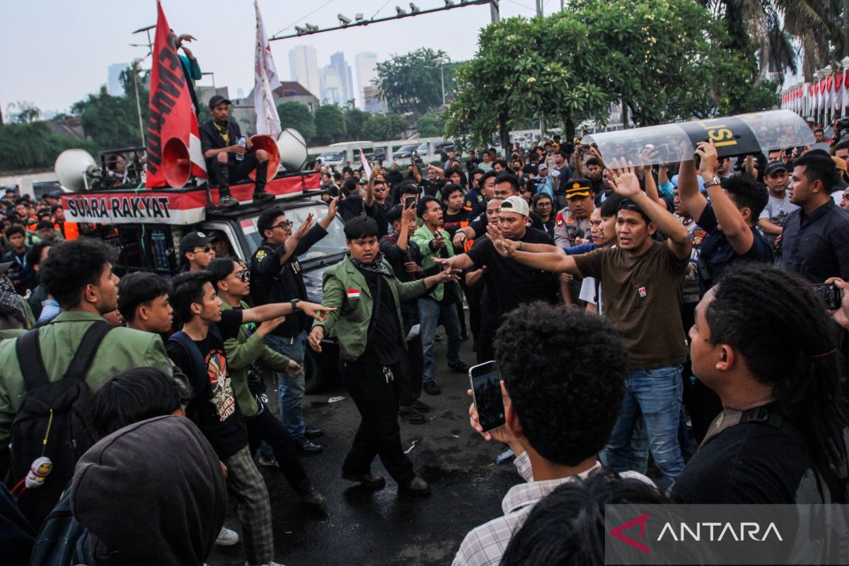 Jurnalis Foto ANTARA dipukuli oknum aparat saat meliput aksi demo di ...