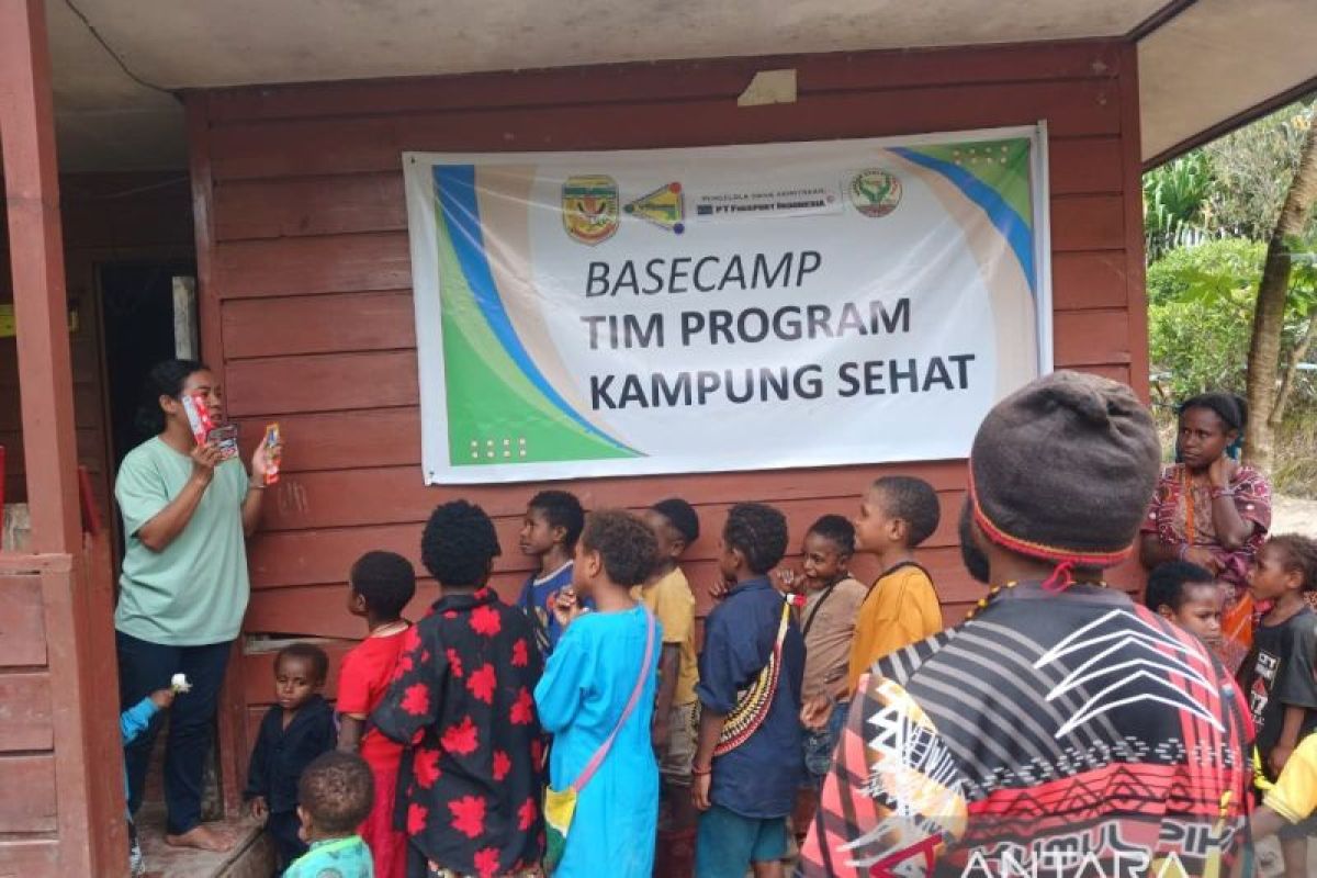 Tim Monev Kesehatan YPMAK bagikan sikat gigi dan sabun untuk anak-anak Ainggogin
