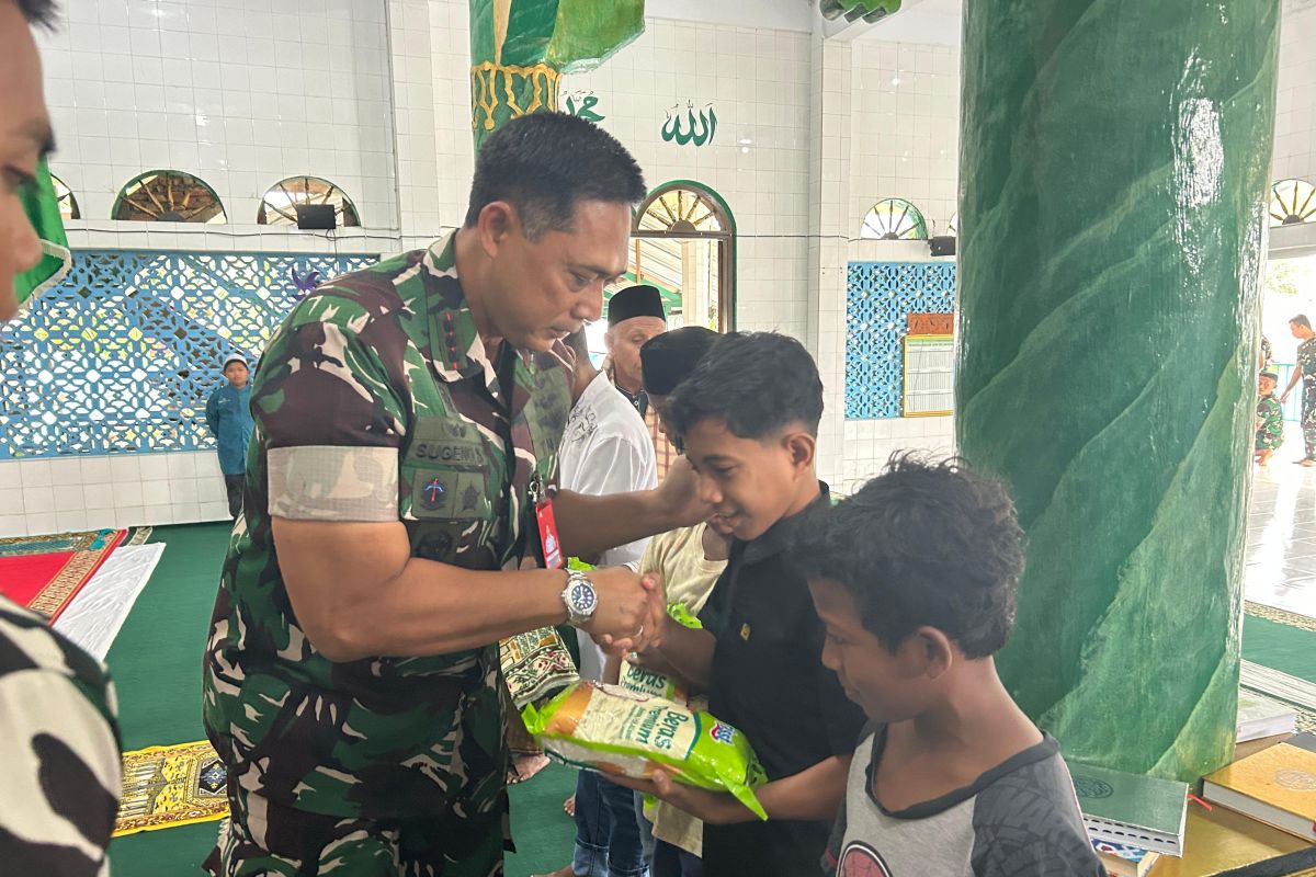 Lanud Pattimura salurkan 250 paket bantuan beras pada warga miskin