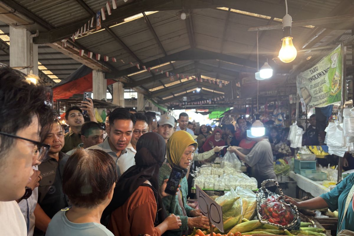 Gibran blusukan ke pasar Pontianak, belanja pakis hingga ikan asin