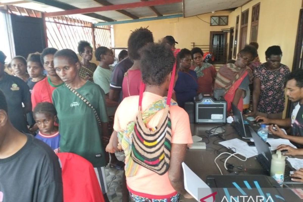 Dukcapil Mimika rekam adminduk warga Kampung Pomako korban kebakaran