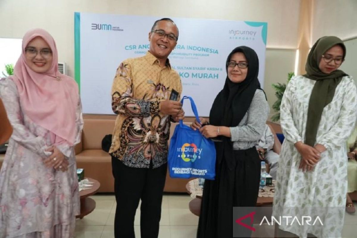 Bandara SSK II Pekanbaru Gelar Tebus Sembako Murah untuk Warga