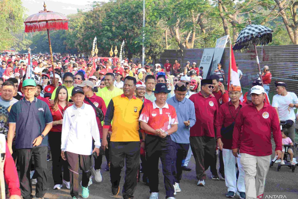 Warga Bekasi ikuti kegiatan jalan sehat lintas agama wujud harmonisasi